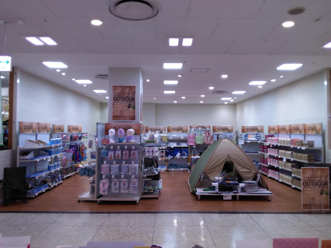 【イオン高城ショッピングセンター】１Ｆ　西側出入り口近く　化粧品コーナー向かい区画