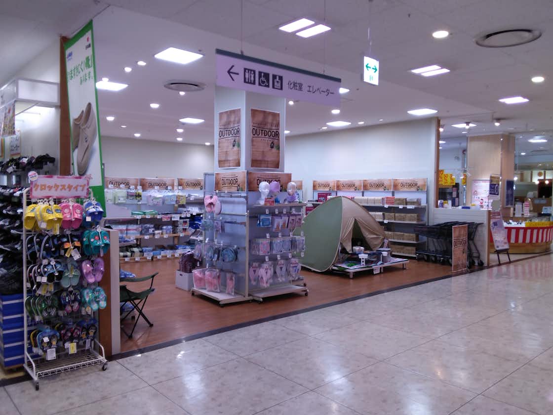 【イオン高城ショッピングセンター】１Ｆ　西側出入り口近く　化粧品コーナー向かい区画