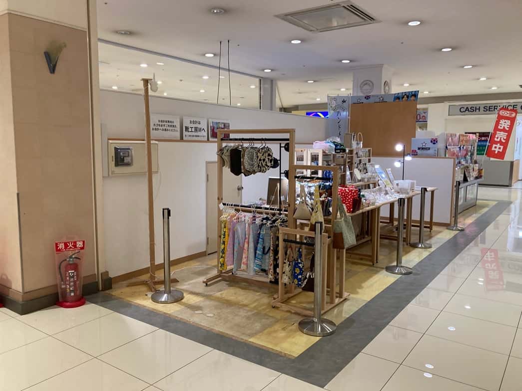 1F エスカレーター横 サービス区画