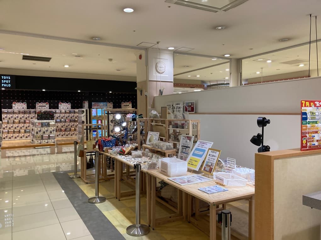 1F エスカレーター横 サービス区画1