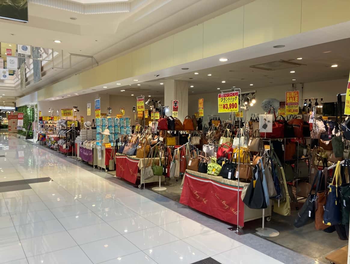 1F エスカレータ前 ファッション区画