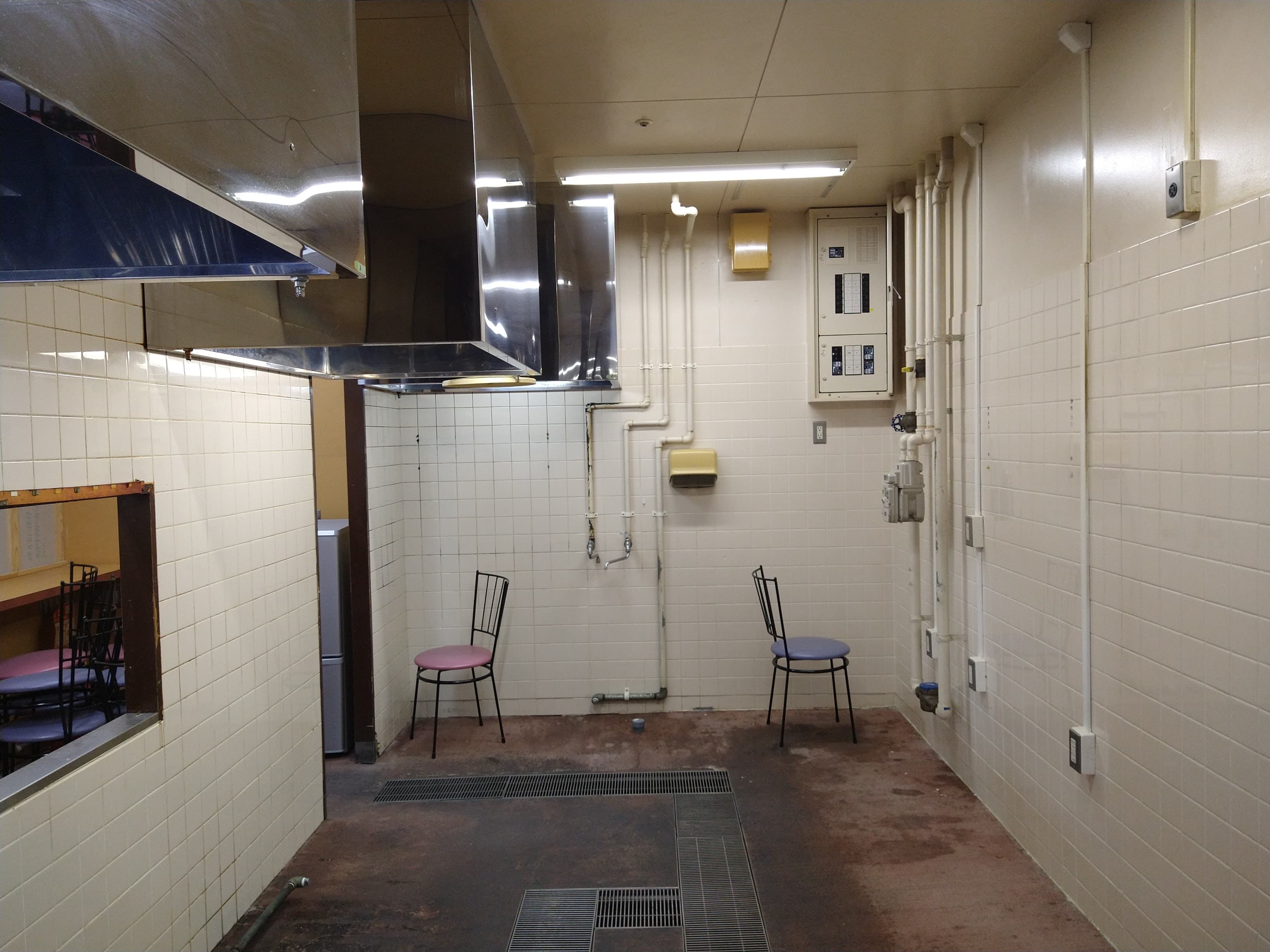 1F T-111区画 フードコート2