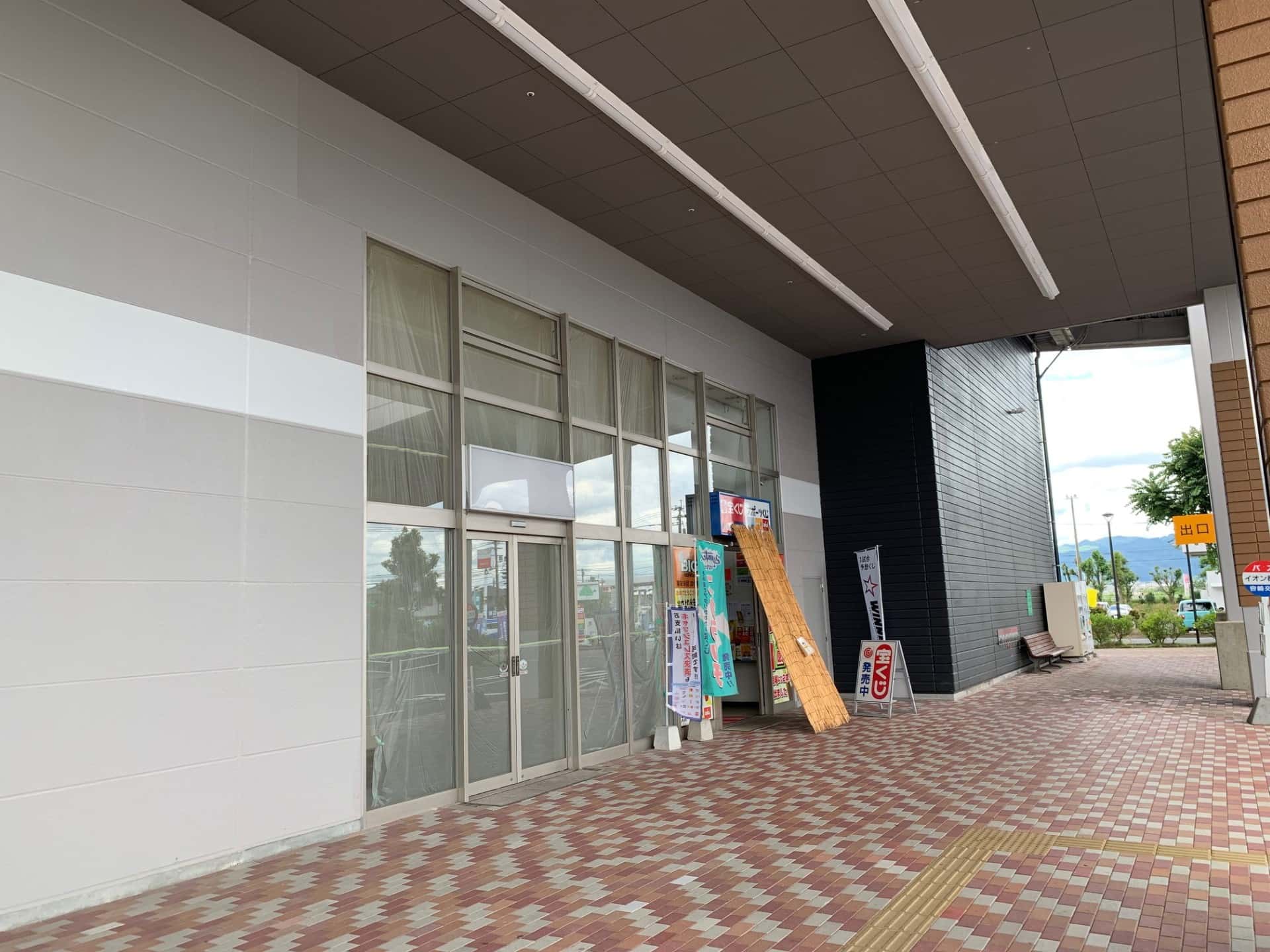 1F 外区画 宝くじ売り場横