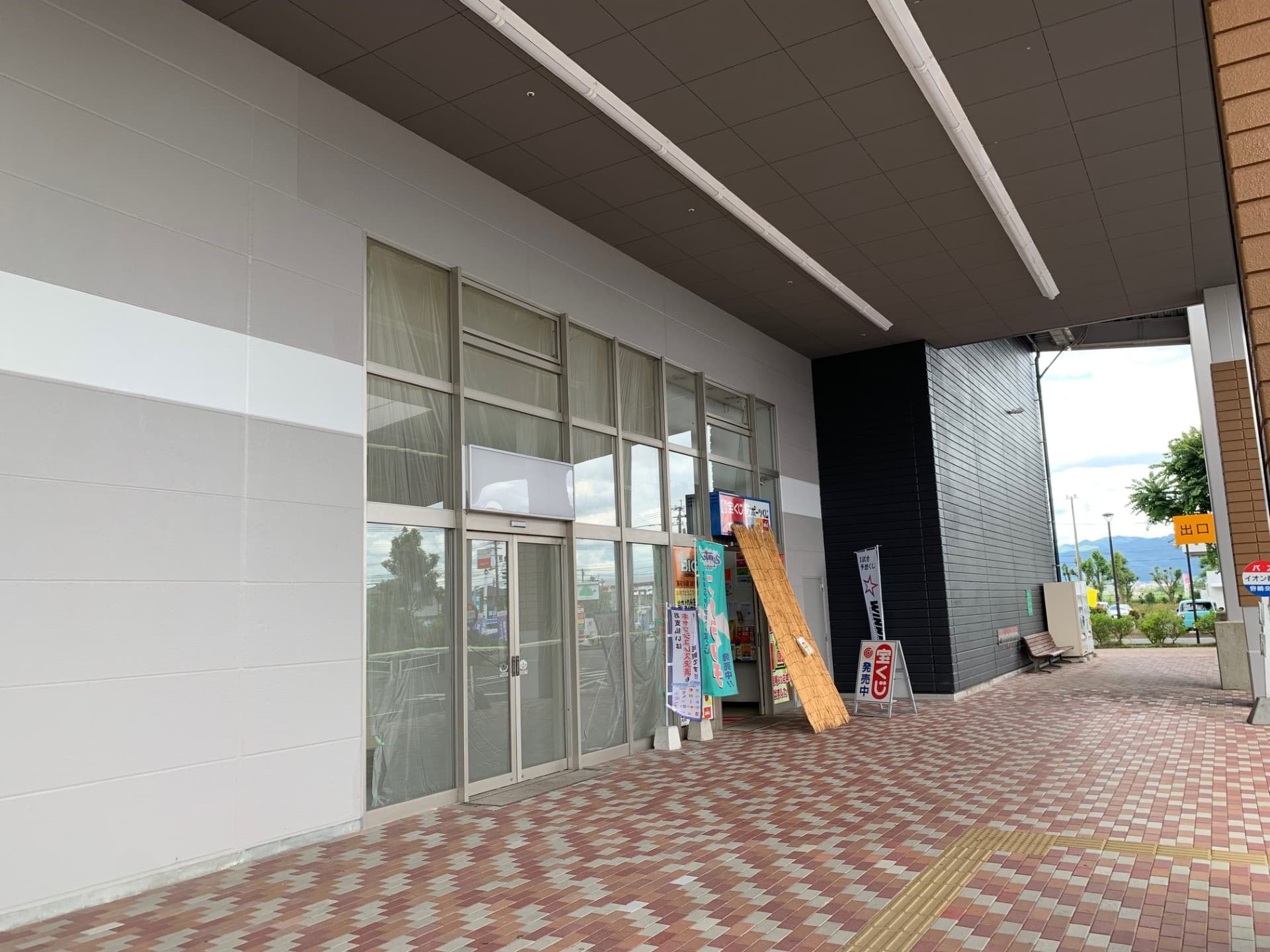 1F 外区画 宝くじ売り場横