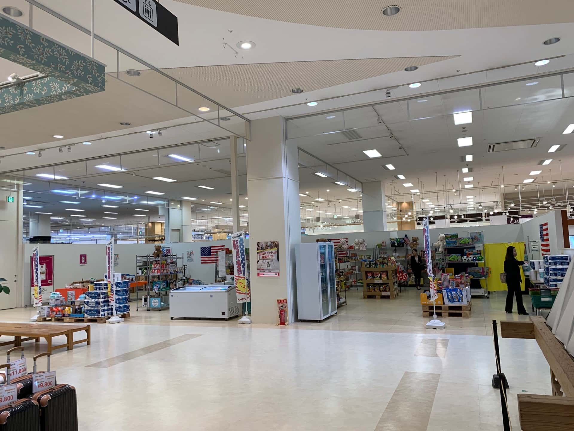 1F 専門店街入り口近く ファッション・雑貨区画