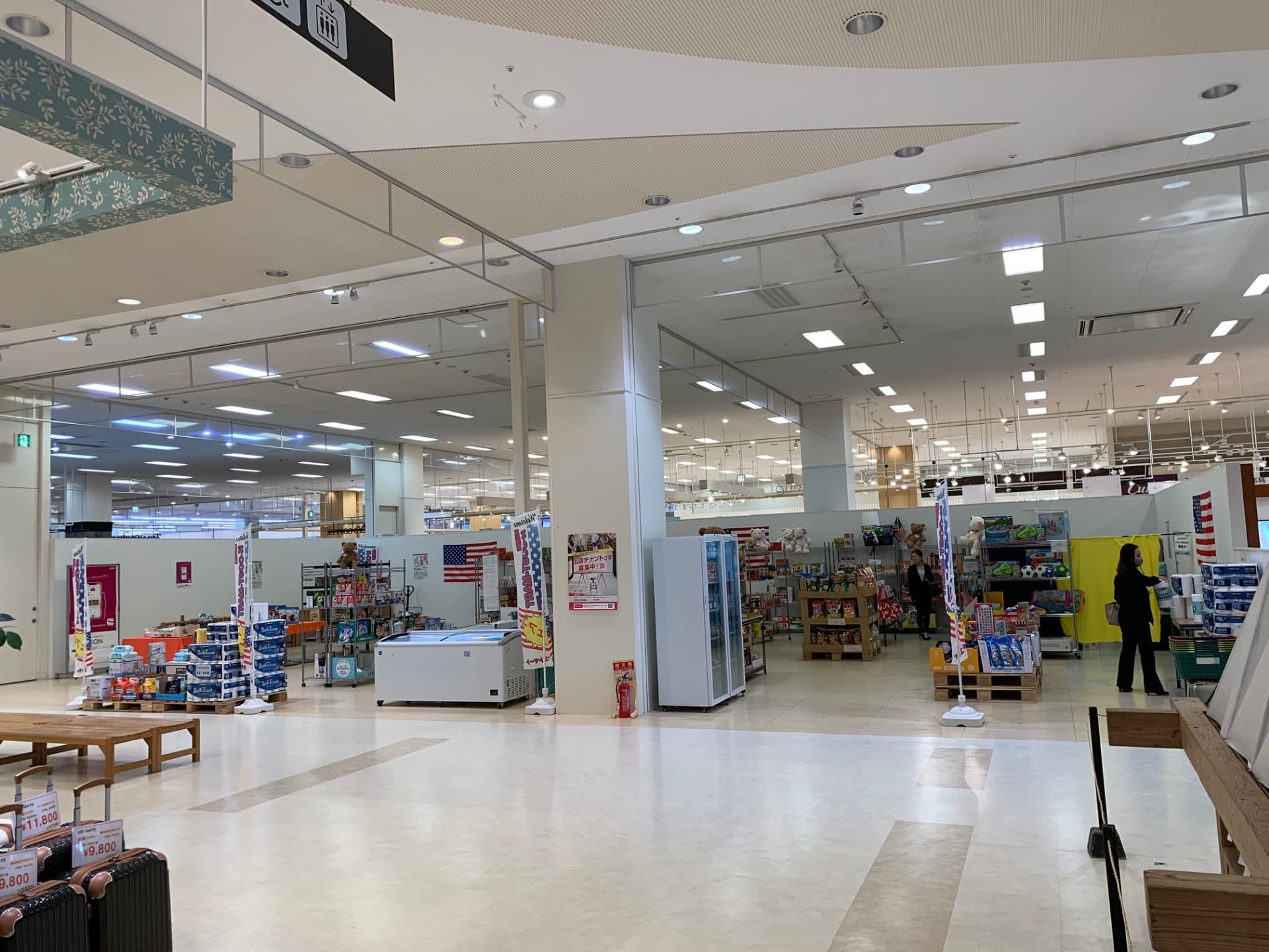 1F 専門店街入り口近く ファッション・雑貨区画