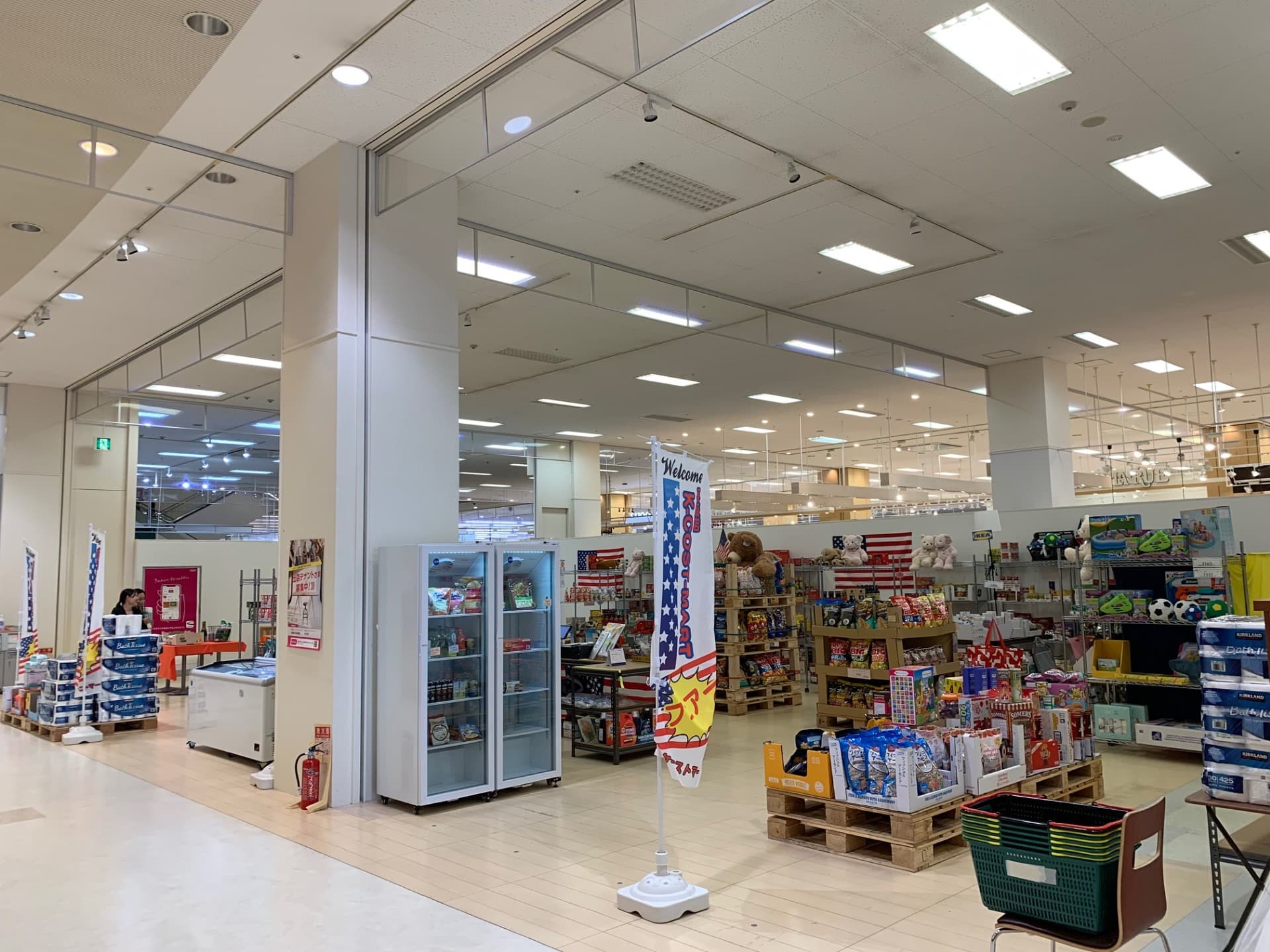 1F 専門店街入り口近く ファッション・雑貨区画1