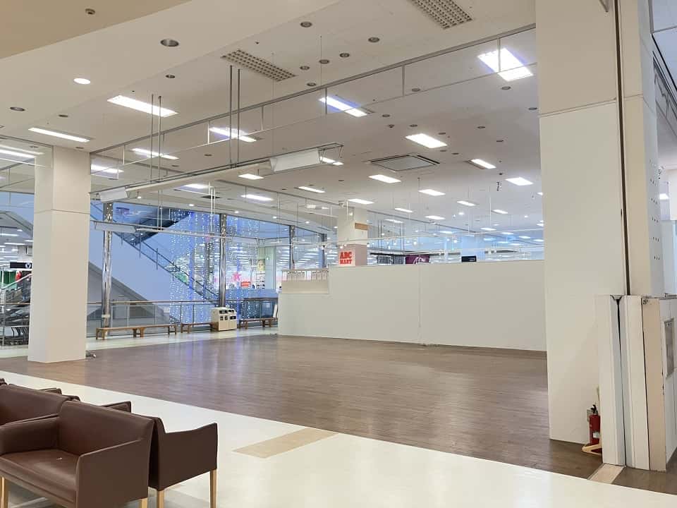 2F 専門店区画 中央 ABCマート横